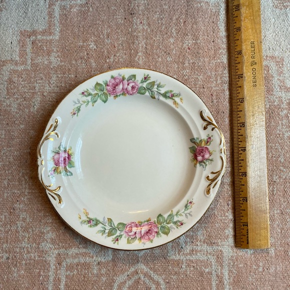 💝 Crown Potteries Co. Small 7-inch Vintage Plate with Rose Pattern - Picture 3 of 9